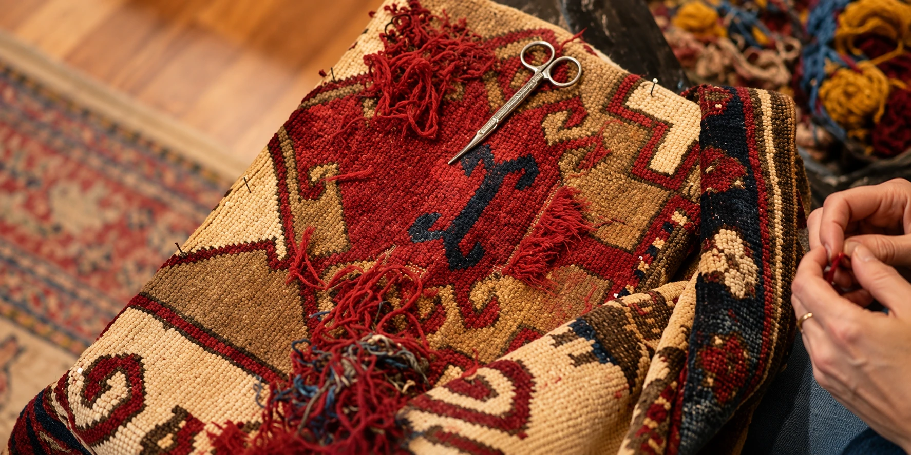 Artisan spécialisé dans la restauration d’un tapis